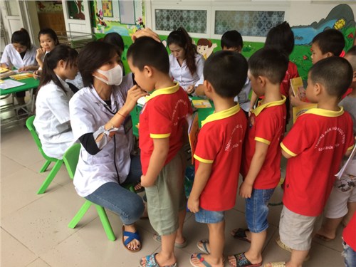 Trường Mầm non Ngọc Thụy tổ chức khám sức khỏe lần 1 năm học 2017 – 2018 cho học sinh.